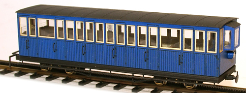 Ferro Train 1402-03 - 4axle 17 window coach, closed platf., blue